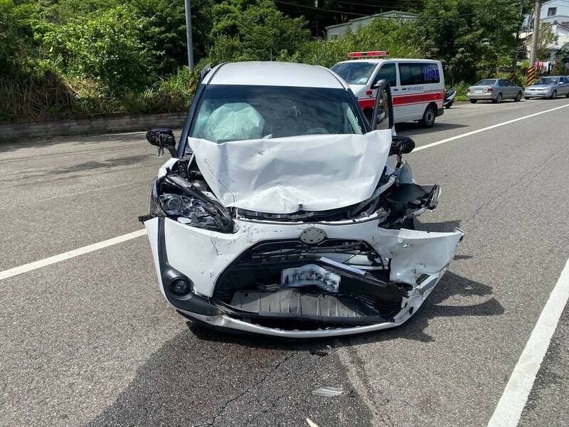 台3線苗栗縣獅潭鄉122公里，今天上午發生小客車與逆向小貨車對撞車禍，造成2車3人受傷送醫。（民眾提供）