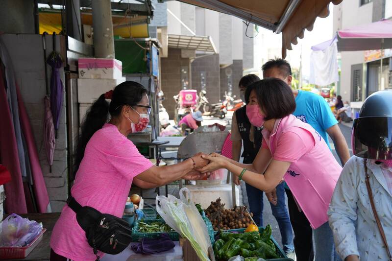 國民黨徵召嘉義縣長參選人王育敏到水上鄉傳統市場拜票。（國民黨嘉義縣黨部提供）