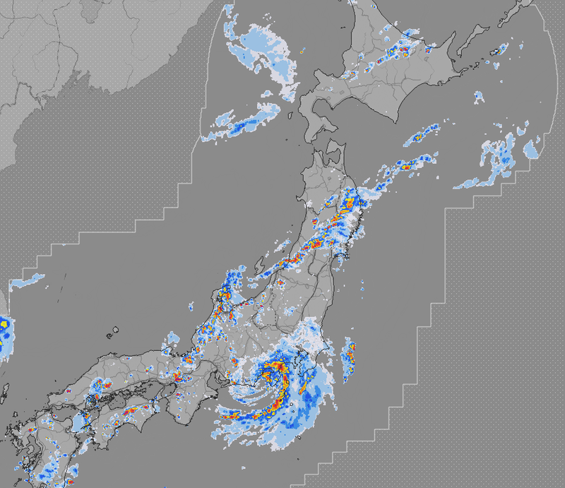 日本天氣近日受到鋒面、颱風雙重夾擊，本州多區皆面臨劇烈風雨。圖為日本氣象廳發布之雲雨動態。（圖擷取自日本氣象廳）