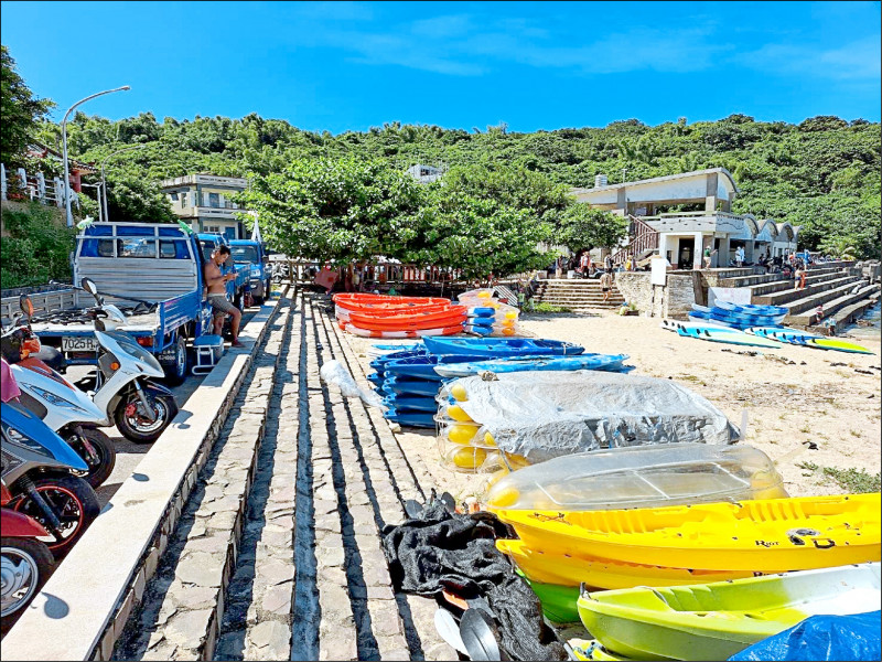 小琉球的沙灘遭擺放各式遊具，不僅影響水域遊憩安全，甚至連在地人要戲水都障礙重重。（屏縣府提供）