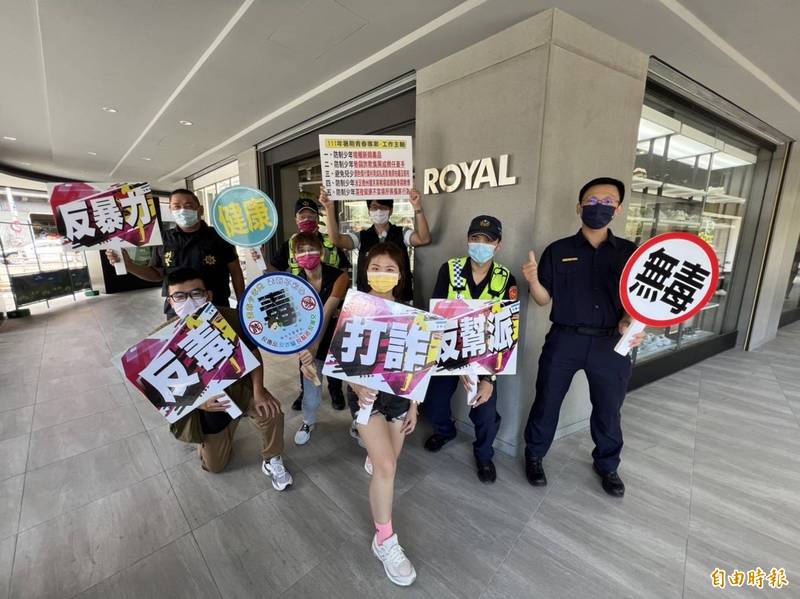 呼籲各界慎防柬埔寨打工騙局，竹市警第一分局警方走上街頭宣導。（記者蔡彰盛攝）