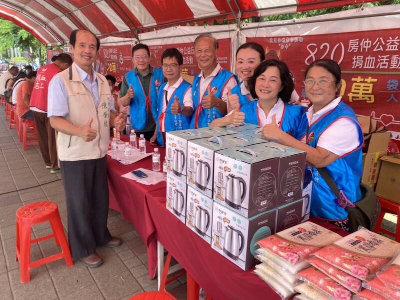 台南市不動仲介經紀商業同業公會發起在台南公園舉辦為期一週的捐血活動，南市社會局長陳榮枝特別前往表達感謝之意。（南市社會局提供）