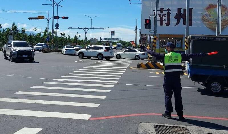 員警在屏鵝公路執行交通勤務。（屏東縣警局提供）