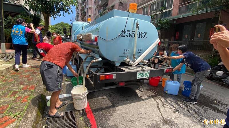 民眾排隊取水。（記者林欣漢攝）