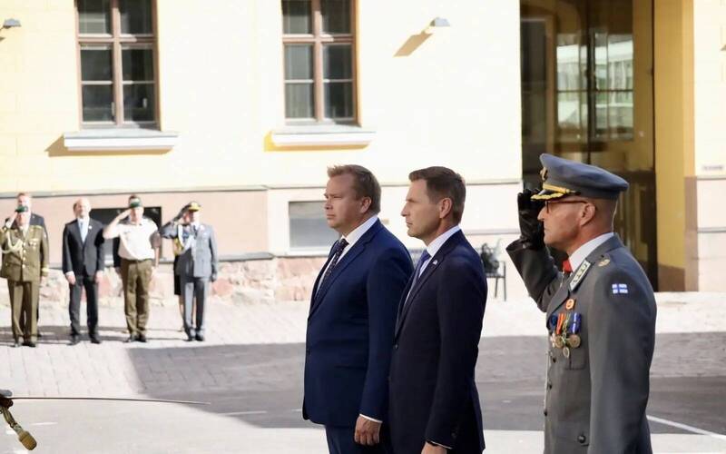 芬兰国防部长凯科宁（中）10日在赫尔辛基，迎接来访的爱沙尼亚国防部长佩夫库尔。（取自芬兰国防部官网）(photo:LTN)