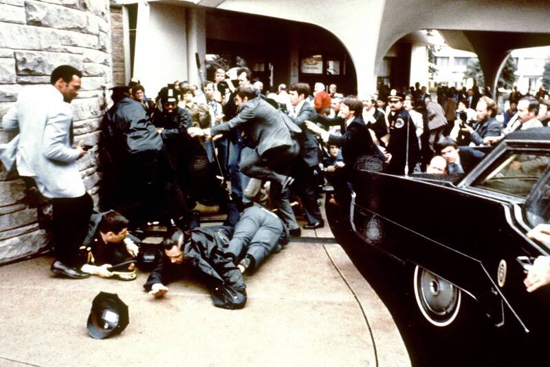 1981年3月30日，时任美国总统雷根在华府一家饭店外遭遇枪击后，现场维安人员立即做出反应。 （法新社）(photo:LTN)