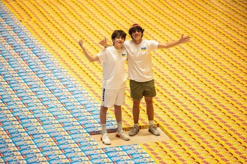 美国青少年用5000个早餐谷麦片包装盒，拼成巨幅乌克兰国旗。（取自自推特）(photo:LTN)