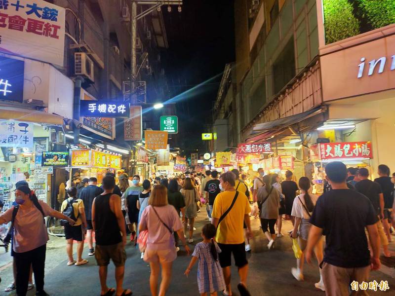 逢甲夜市星期天人潮聚集。（記者張軒哲攝）