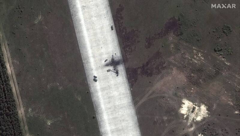 卫星照显示白俄罗斯机场爆炸后状况，消息人士认为爆炸的是俄军的多功能火控雷达。（法新社）(photo:LTN)