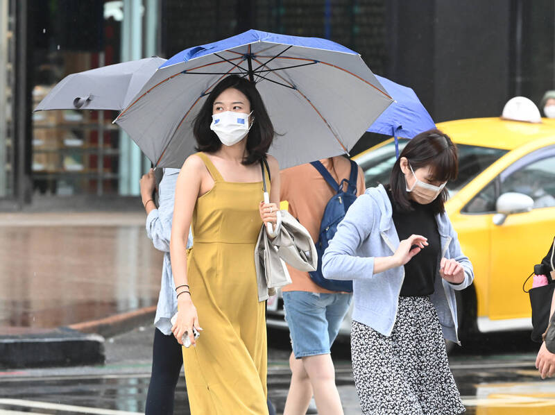 明天（15日）南方水氣增多，環境風場為東南風，迎風面的東南部地區及恆春半島不定時有降雨情形出現，其他地區仍維持多雲到晴，午後包括大台北、中南部地區及各地山區有局部短暫雷陣雨，而中南部地區更有局部大雨發生的機率，另外清晨西半部地區也可能出現局部降雨。（資料照）