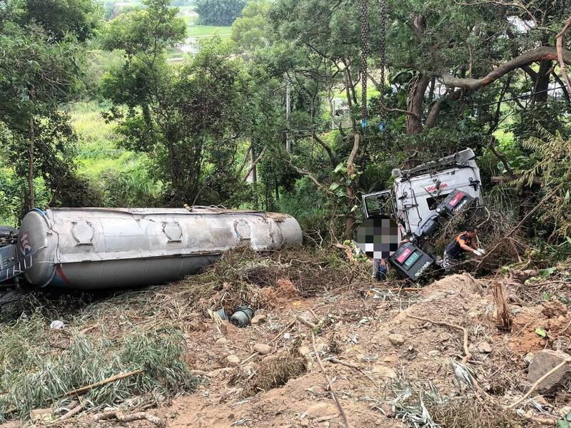 聯結車小路過彎，結果失控滑落坡坎。（記者蔡政珉翻攝）