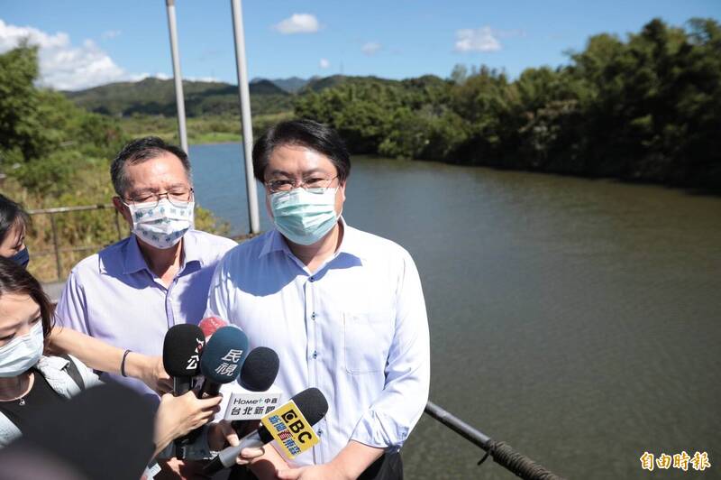 基隆市長林右昌視察貢寮壩供水情形，要求水公司務必將民生用水送到家戶。（記者林欣漢攝）