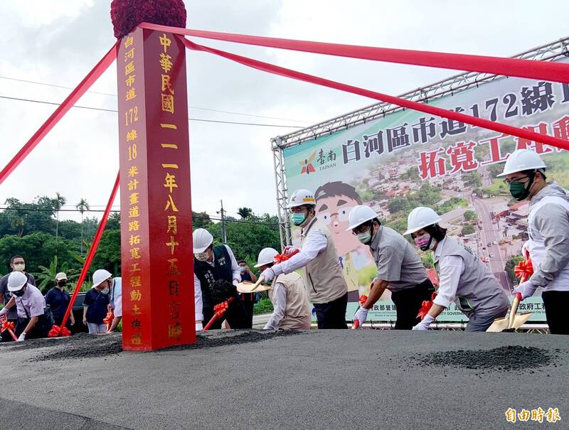 白河仙草埔為172線通往關子嶺必經路段，然假日常見壅塞，拓寬工程今日動土，台南市長黃偉哲表示，將持續改善觀光交通便利性。（記者王涵平攝）