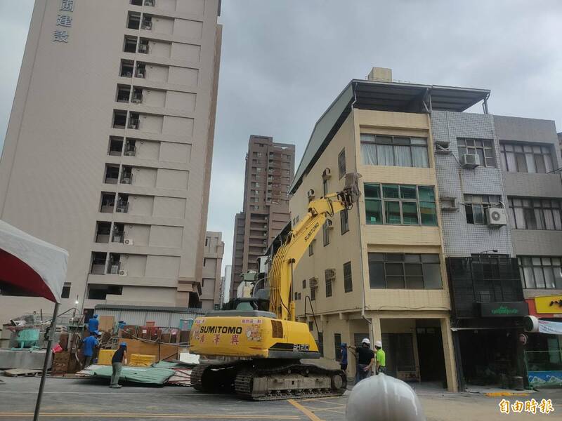 高市前金區自強一路「東金御所」建案，昨施工二度造成周邊道路嚴重塌陷，導致7棟透天厝列危樓、其中3間有傾斜情形。（記者葛祐豪攝）