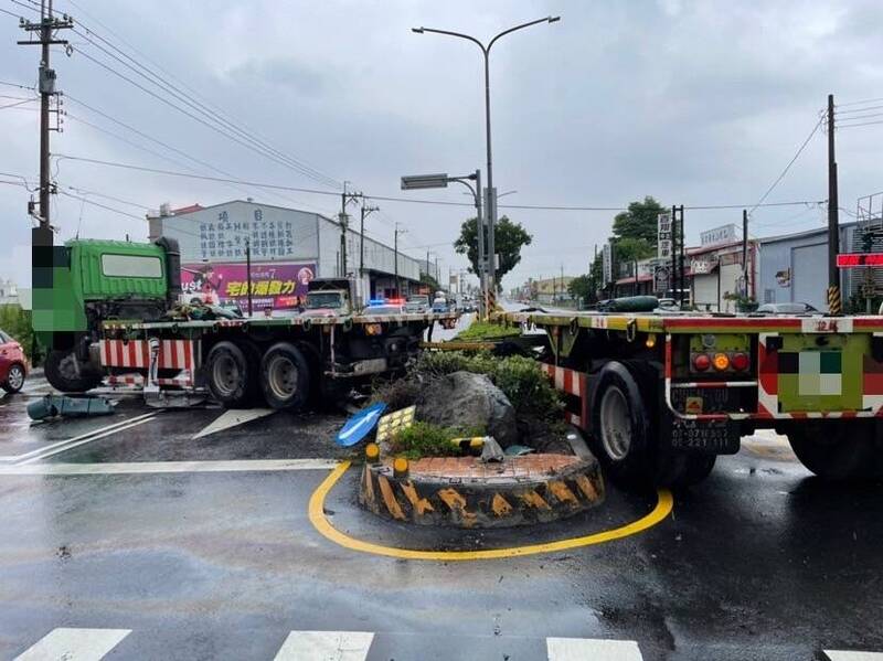 聯結車疑未注意車前狀況，自撞路口分隔島「折甘蔗」。（民眾提供）