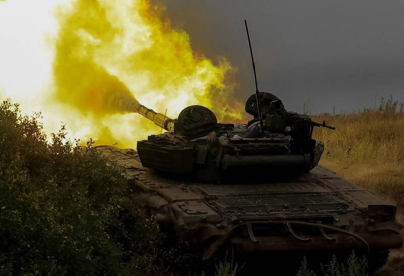乌军坦克12日在顿内茨克作战，朝俄军开火。（路透）(photo:LTN)