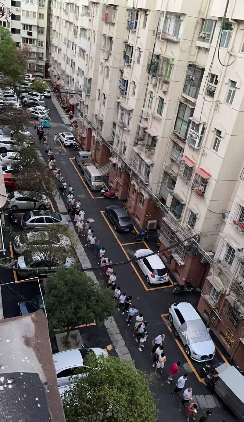 网友PO出十堰市社区採检大排长龙的情形。（撷取自微博）(photo:LTN)