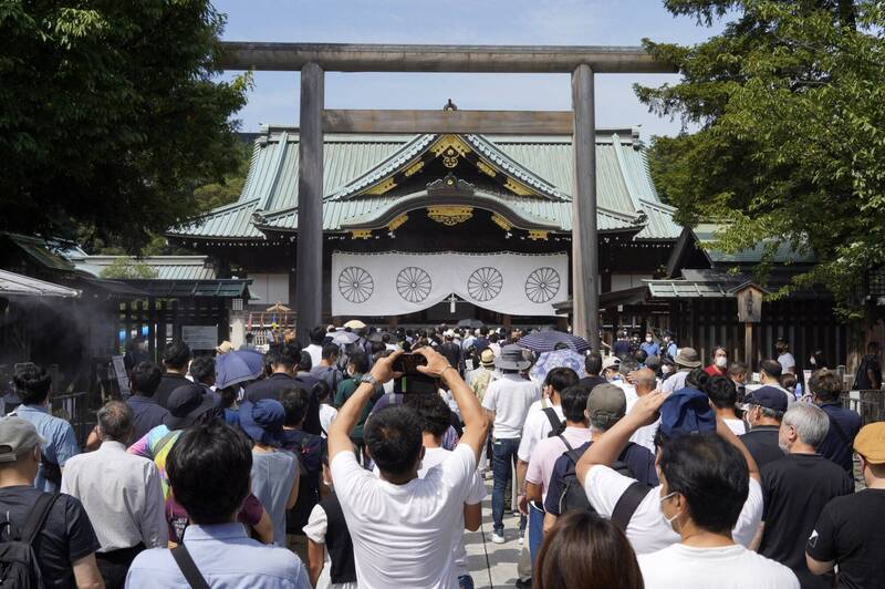 8月15日是日本的終戰之日，今年也有許多民眾來到靖國神社參拜。（路透）