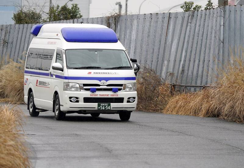 日本男子開車擋在救護車前面還不斷按喇叭鬧事，警方追查後發現涉案男子已經病死。日本救護車示意圖。（歐新社）