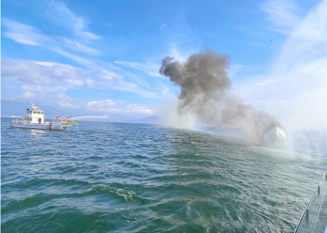 日本广岛一艘观光船15日突然起火，最后沉没。（图取自广岛海上保安部）(photo:LTN)