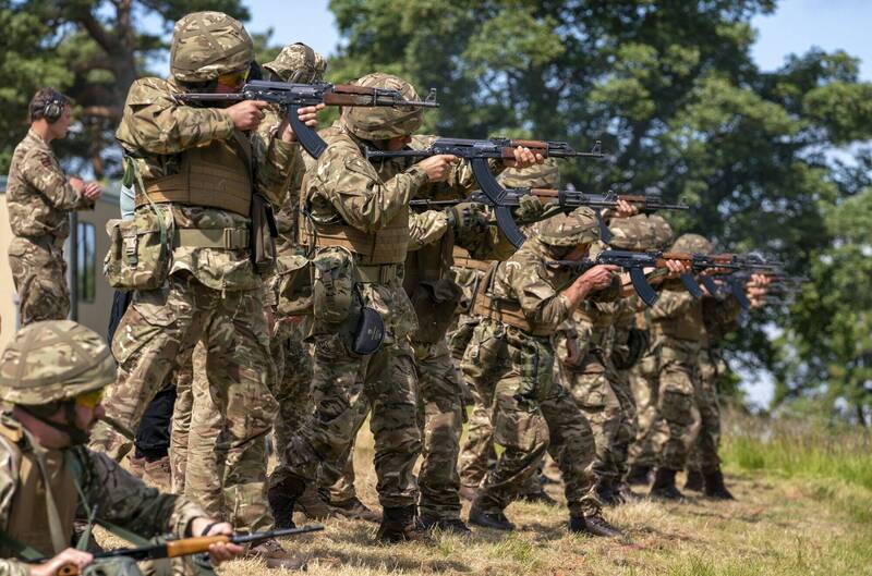 乌克兰国防部在推特分享英国国防部影片，秀出乌克兰士兵在英国的受训状况。图为在英国受训的乌克兰士兵。（美联社）(photo:LTN)