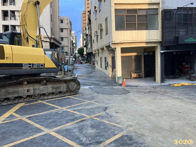 高雄市建案工地造成周邊道路坍陷、房屋傾斜。（資料照）