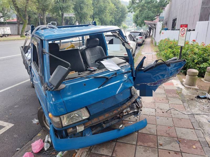 小貨車失控撞上公車亭。（記者王冠仁翻攝）