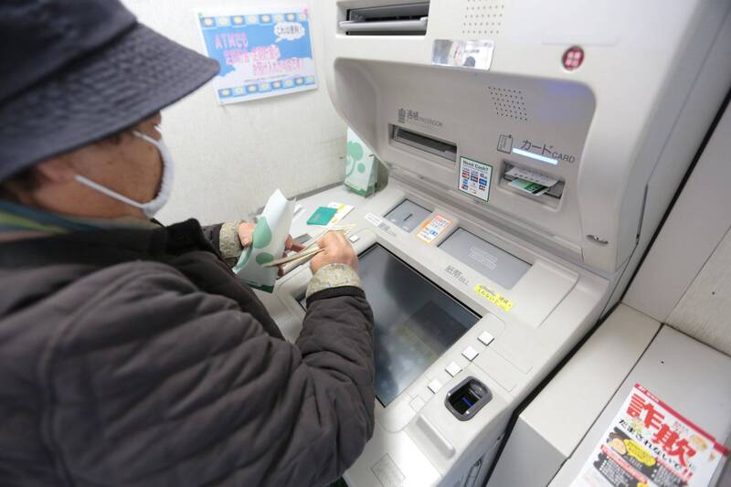 日本山口组干部伙同电工试图搬走邮局自动柜员机，不过由于太重了只得中途放弃。日本邮局ATM示意图。（彭博）(photo:LTN)