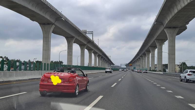 敞篷車行駛國道一號 正副駕「一裝備」掀網熱議
