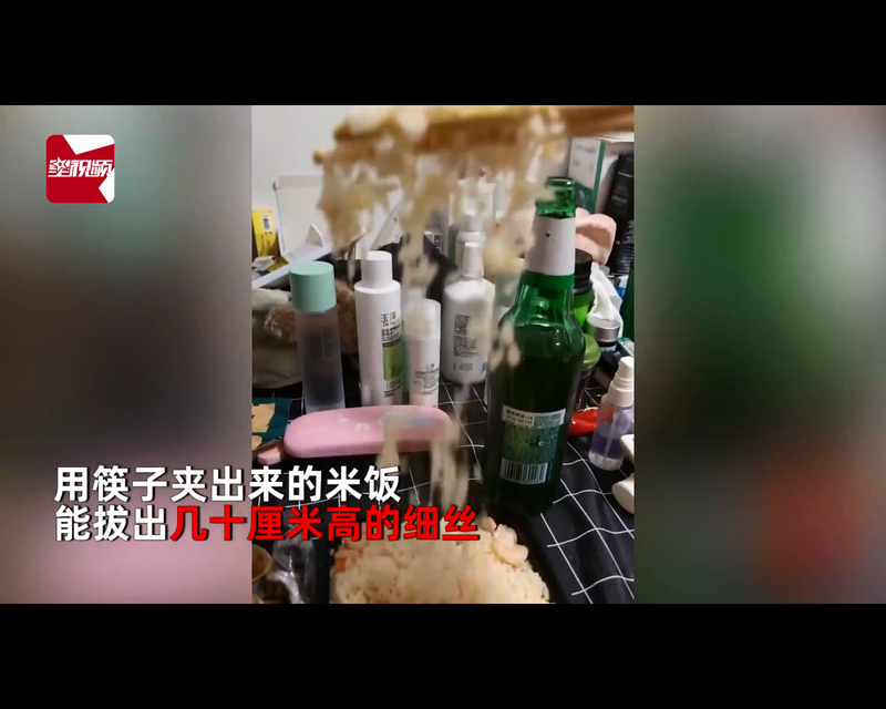 中国网友买到「牵丝」的虾仁炒饭，店家辩称油放多了才会那么黏。（翻摄自微博）(photo:LTN)