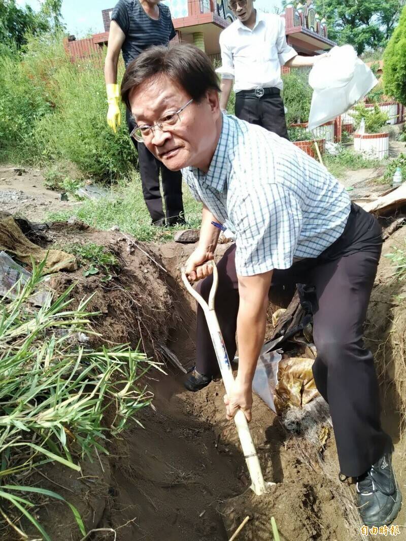 善願愛心協會會長郭志祥表示，願意免費協助家屬，讓長輩入土為安。（記者吳仁捷攝）