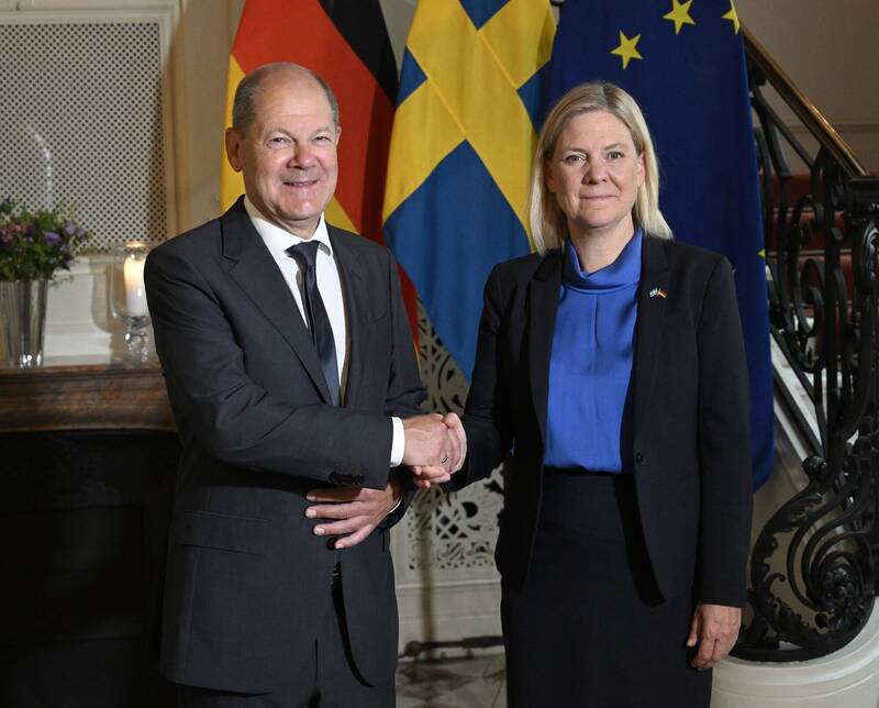 瑞典总理安德森（右）16日迎接来访的德国总理萧兹。（美联社）(photo:LTN)