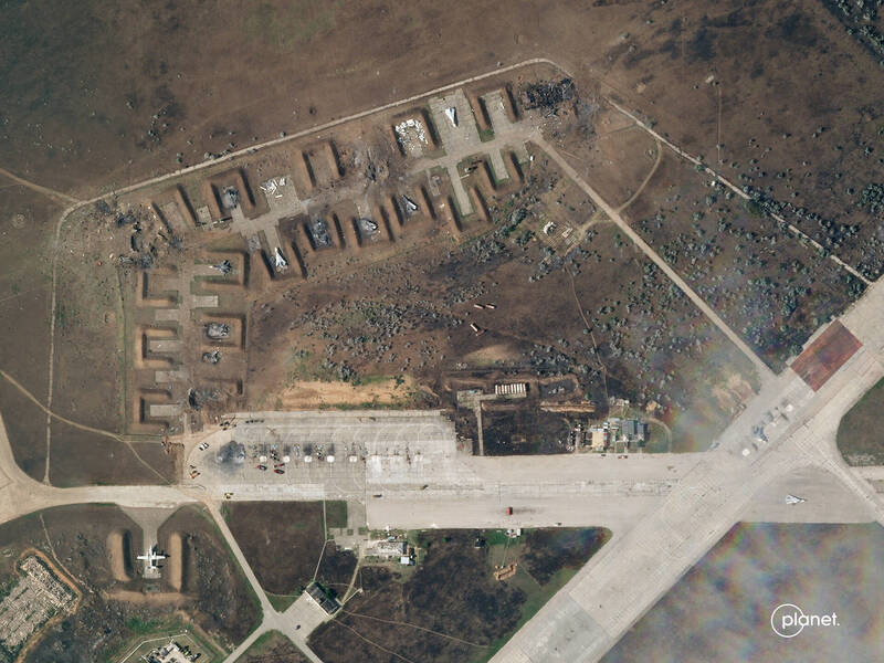 8月10日克里米亞俄軍薩其基地被炸後的衛星影像。（路透檔案照）