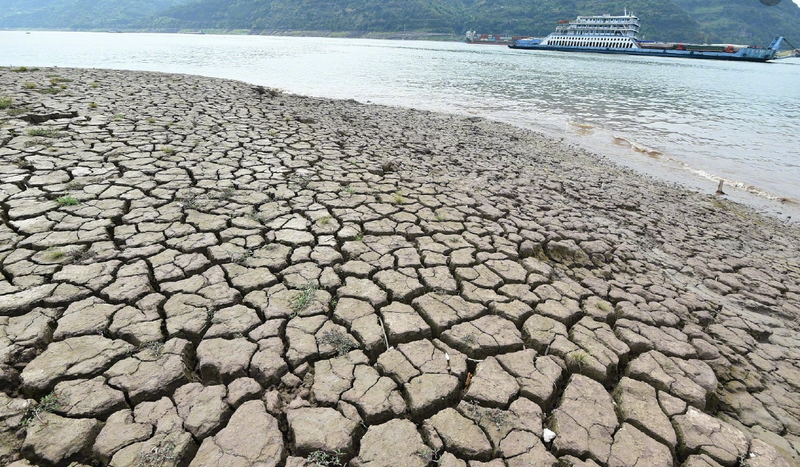 重慶嘉陵江因連日高溫少雨，江灘乾涸見底。（圖翻攝自微博）