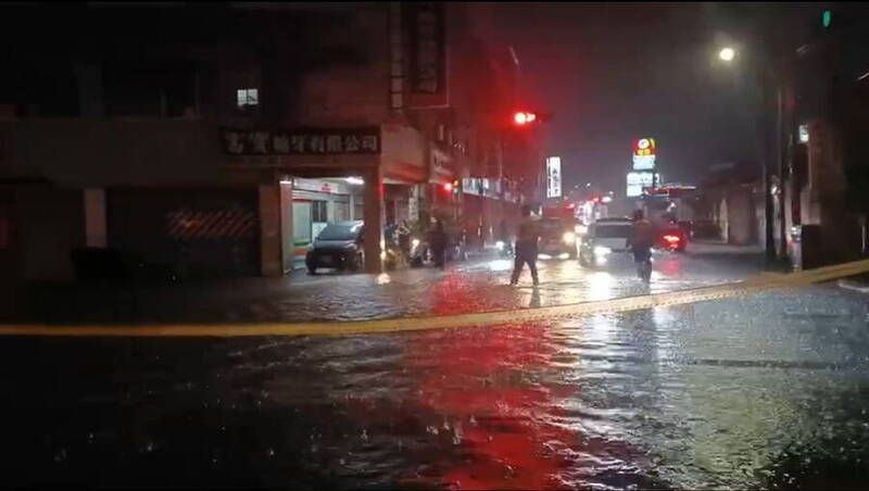 台南永康時雨量52亳米 ，中正路、高速一街口因雨水宣洩不及淹水，警方到場拉起警戒線管制。（警方提供）