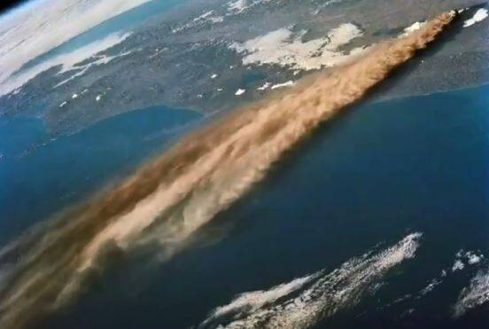 网友发现，影片中只有火山灰在流动，地球却停止自转，不符合常理，质疑是造假的影片。（图撷取自@ValaAfshar推特）(photo:LTN)