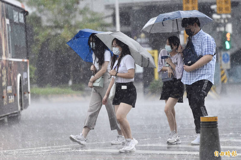 氣象局提醒，週四中南部有機會出現較大雨勢，外出請多留心天候狀況。（資料照）