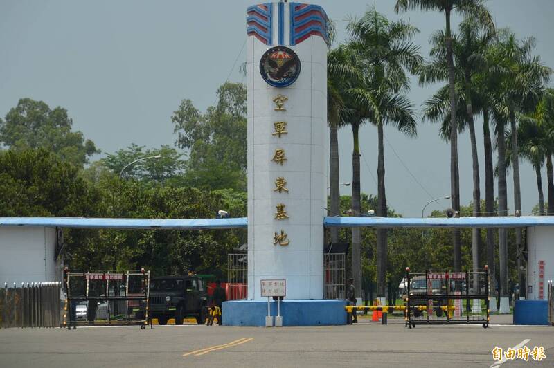 空軍屏東基地今日下午傳出近100名官兵在午餐後疑似發生食物中毒情形，軍方陸續將官兵送醫。（資料照）