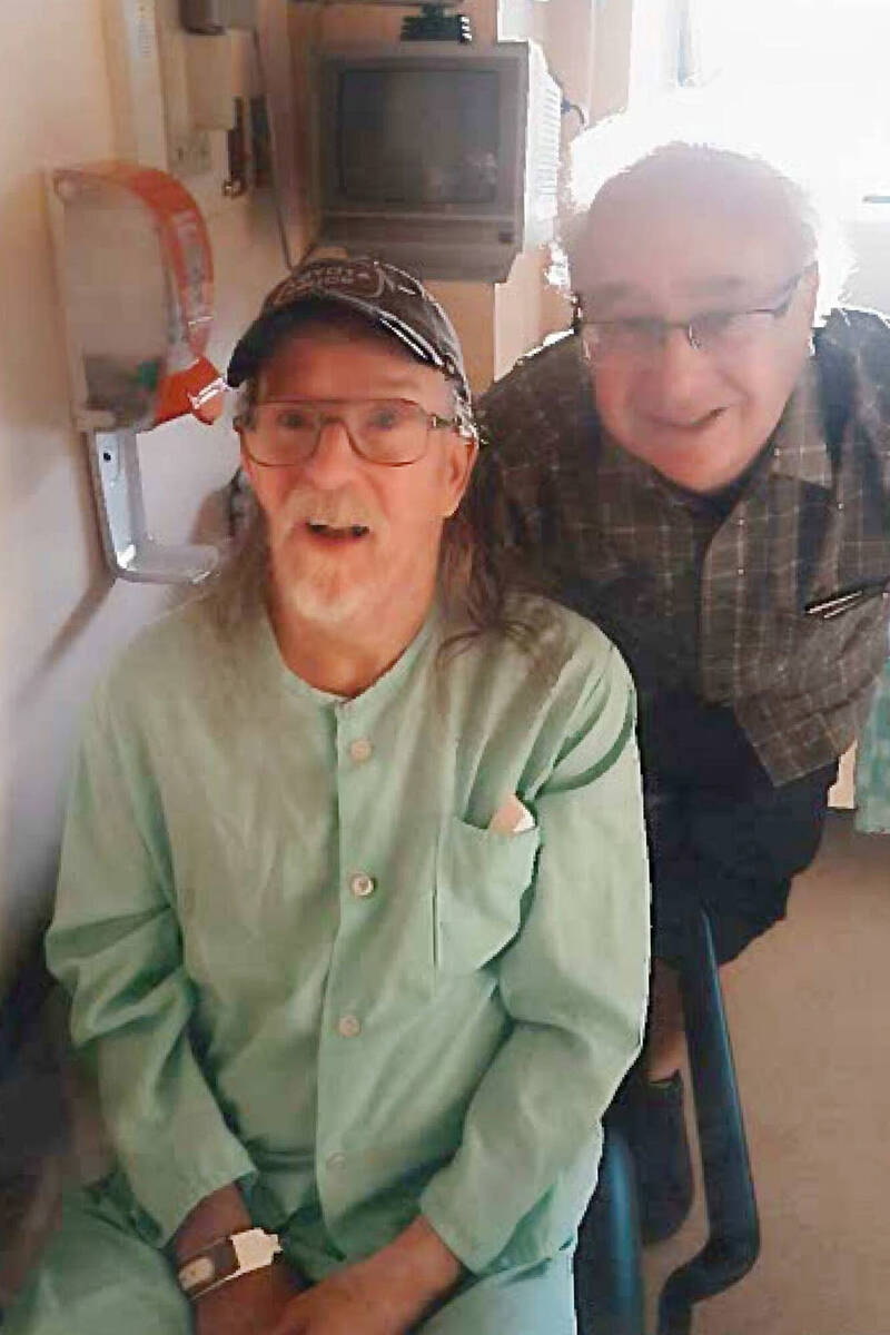 加拿大近年来通过许多障碍者的安乐死申请，引发障碍者团体的抗议。图为2019年申请安乐死的Alan Nichols及其家人。（美联社）(photo:LTN)