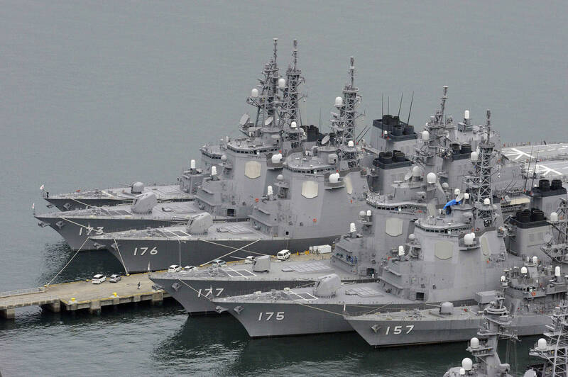 日媒报导，新造的神盾舰也计划搭载长程巡弋飞弹，射程将达1000公里。图为搭载神盾雷达系统的日本军舰。（美联档案照）(photo:LTN)
