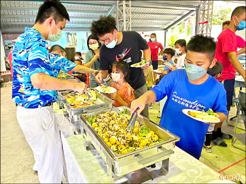 主廚們烹飪出飯店級的Buffet給地方課輔班學童。（記者蔡宗憲攝）