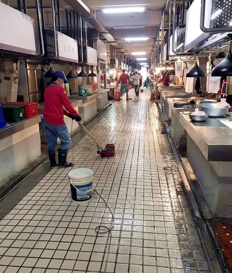 設置太陽光電售電盈餘將回饋市場提供環境清潔維護、場域修繕使用,讓攤商及顧客均表有感。(記者王榮祥翻攝) 設置太陽光電售電盈餘將回饋市場提供環境清潔維護、場域修繕使用,讓攤商及顧客均表有感。(記者王榮祥翻攝)