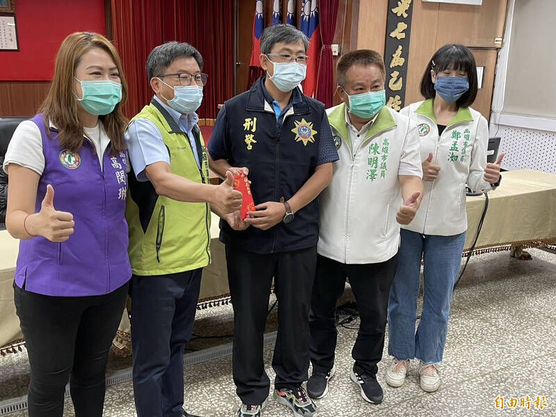 高醫候診室槍擊命案警方4小時內迅速破案，高雄市議會民進黨團和警友會前往刑警大隊，獻花並頒慰勞金，慰勉協助破案有功的專案成員。（記者黃良傑攝）