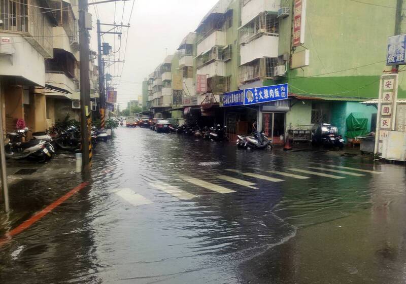 今天中午一場驟雨，安南區安中路一帶又淹水了，但雨停後也迅速退去。（圖由讀者提供）