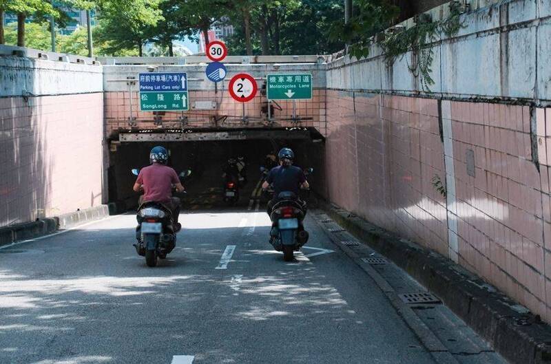 台北市基隆路地下道北向路段的快車道（內線），禁行機車超過16年，8月22日調整交通設施後開放機車行駛。（北市議員參選人吳崢提供）