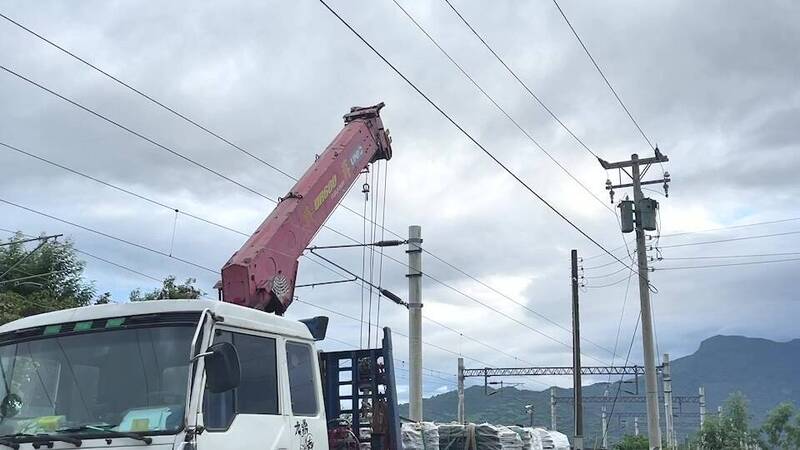 鐵軌軌道旁進行的工程，工程車吊臂疑似距離高壓電太近，造成感電，1工人死亡。（民眾提供）