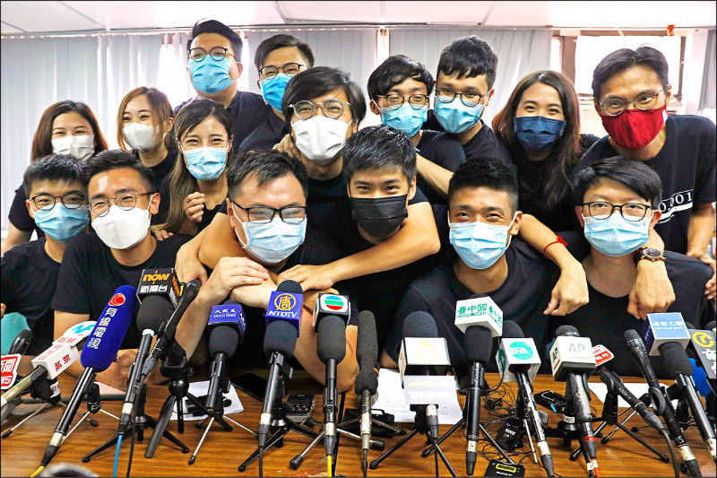 香港民主派人士为了在立法会选举中夺下逾半席次，去年七月十一日至十二日举行初选，出线者十五日共同出席记者会。（美联社档案照）(photo:LTN)
