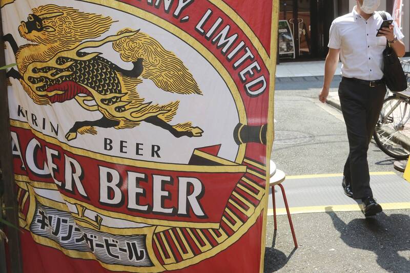 日本政府最近发起一项全国性的创意竞赛，鼓励人们多喝酒，以促进大幅短少的税收。图为东京街头的麒麟啤酒广告。（美联社档案照）饮酒过量  有害健康  禁止酒驾(photo:LTN)