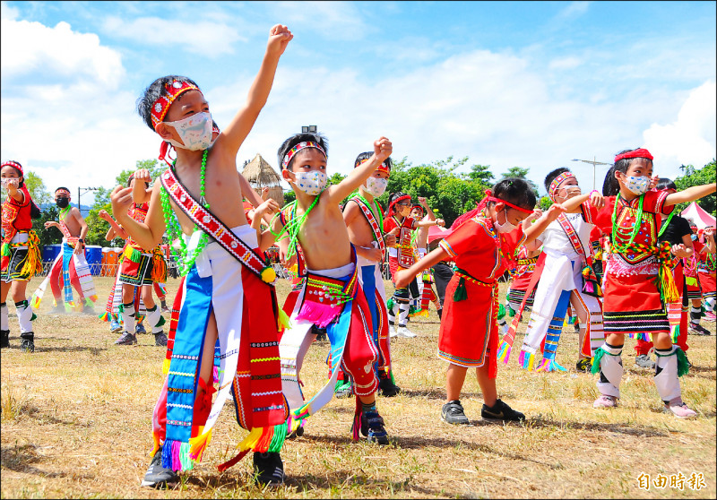 馬太鞍部落昨天起豐年祭儀，象徵部落新血的「娃娃兵」盛裝上場，在朗朗晴空下跳舞、展現阿美族的wawa「太陽之子」的氣質。（記者花孟璟攝）