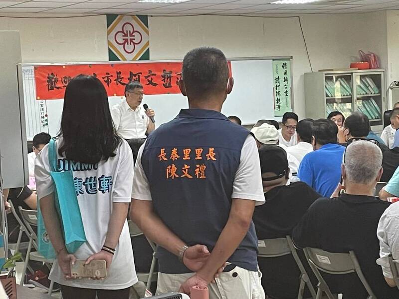 四叉貓今下午貼出照片指稱，身兼民眾黨主席的台北市長柯文哲在上班時間跑造勢場合，甚至還帶著10多名自家黨籍候選人一同前往現場，質疑柯翹班跑選舉行程輔選。（圖取自四叉貓臉書）